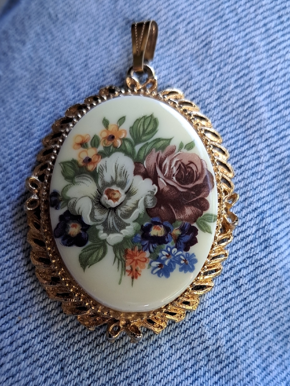 Vintage Floral Cameo Pendant Gold Tone